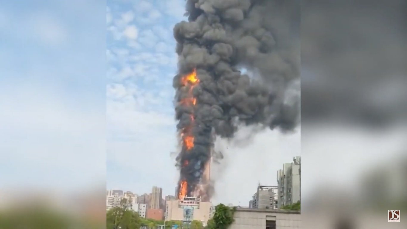 Над 200-метров небостъргач в Китай изгоря за броени минути (видео)