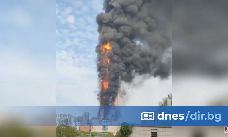 Огромен пожар горя в небостъргач, в който се помещава държавният