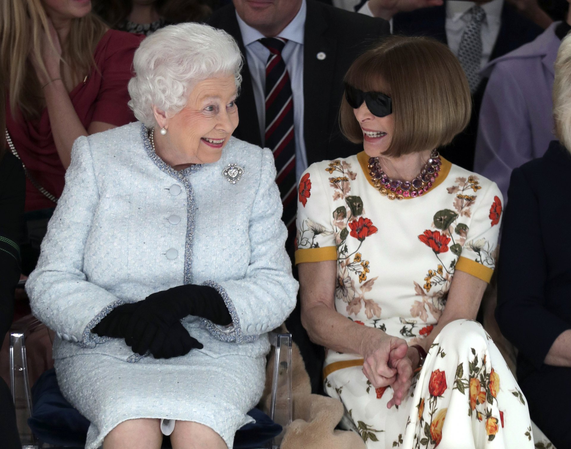 (Отляво надясно) Кралица Елизабет Втора и Ана Уинтур, главен редактор на "Vogue", на ревюто на Ричард Куин на Седмицата на модата в Лондон през 2018 г.