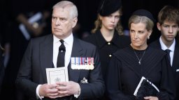 Опозореният принц Андрю отново е в светлината на прожекторите след смъртта на майка си