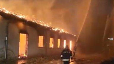 Бивш тютюнев склад на ул Средна гора пламна тази вечер