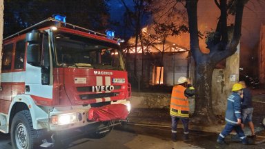 Бивш тютюнев склад на ул Средна гора пламна тази вечер