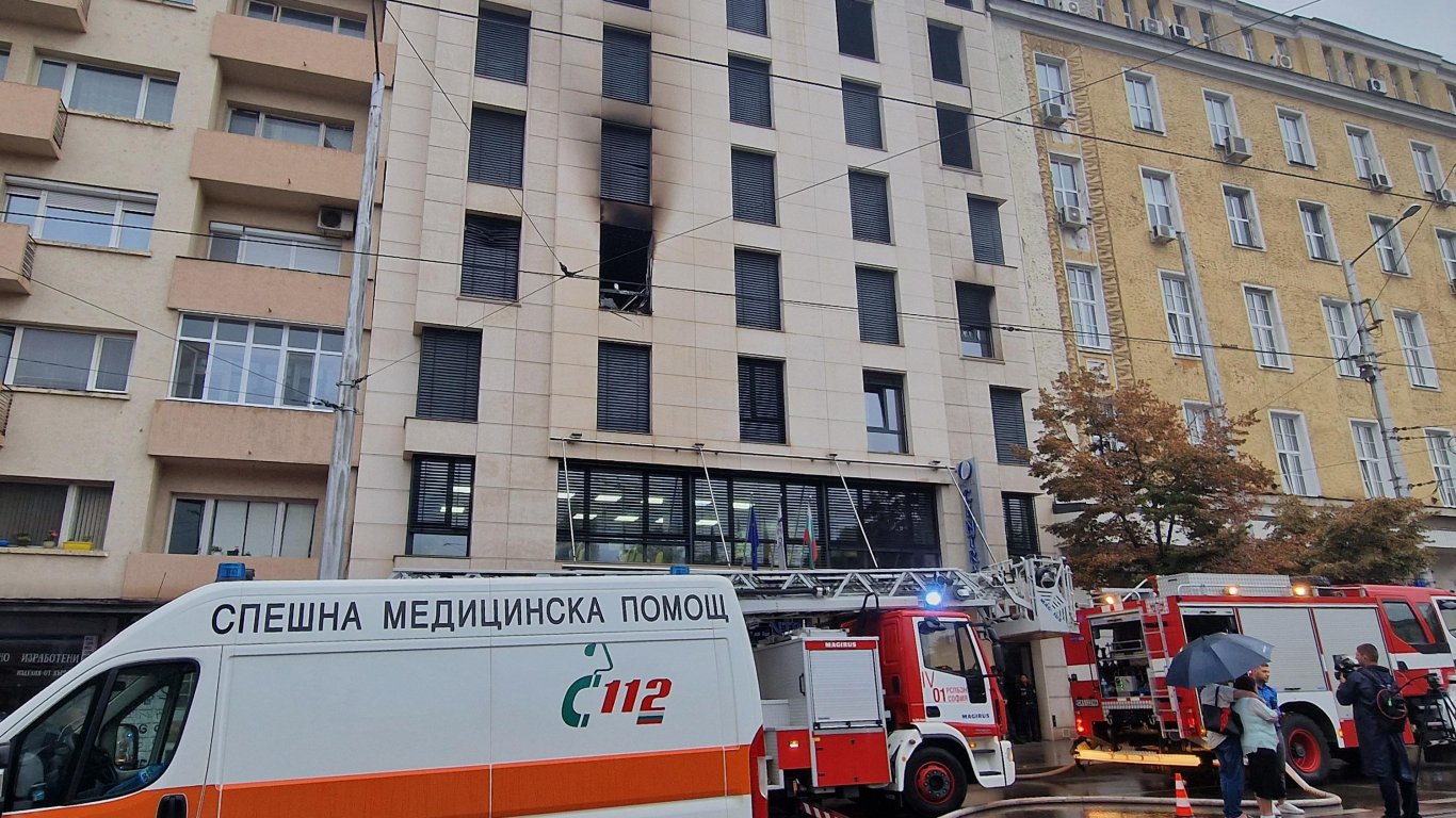 Жена загина при голям пожар в столичен хотел, бебе е сред пострадалите (снимки)