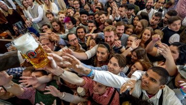 Жители и гости на Мюнхен нетърпеливи да посетят първия Октоберфест