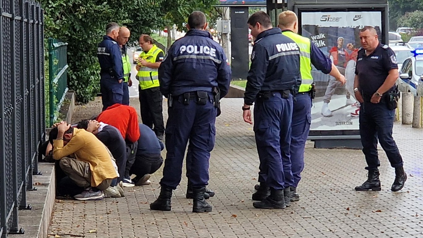 Хванаха 20-годишен трафикант на мигранти без книжка след гонка в София (снимки)