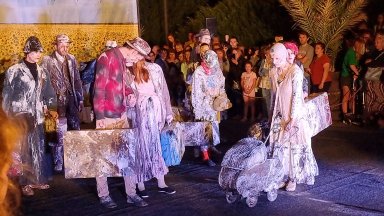 Компактна група хора от всички възрасти с куфари в ръце