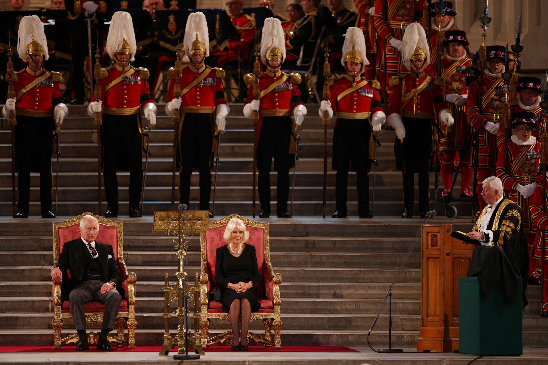 Председателят на Камарата на общините Линдзи Хойл (дясно), Крал Чарлз III и Камила, кралица-консорт участват в обръщение в Уестминстър Хол. 