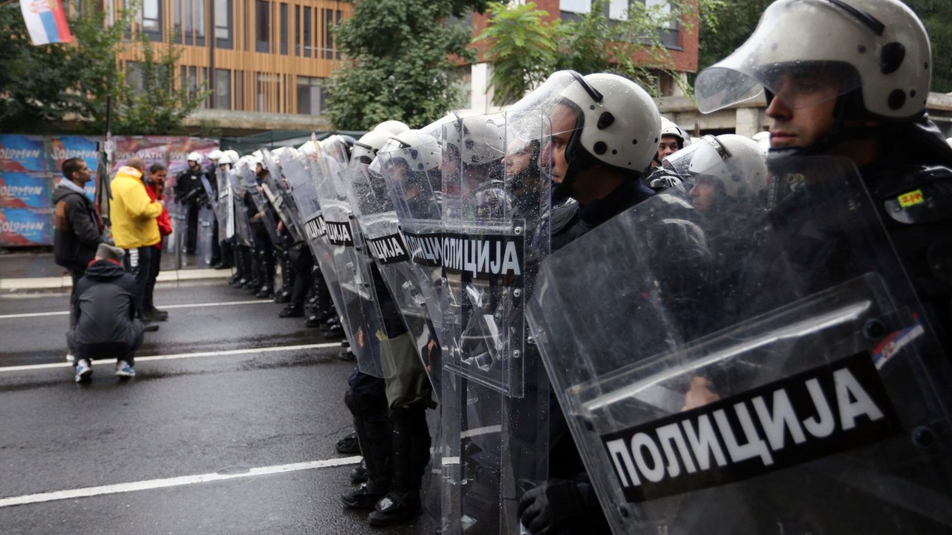 Европрайд в Белград премина със сблъсъци и сълзотворен газ, но без сериозни инциденти (видео/снимки)