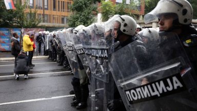 Сръбската полиция влезе в сблъсъци с крайнодесни демонстранти по време