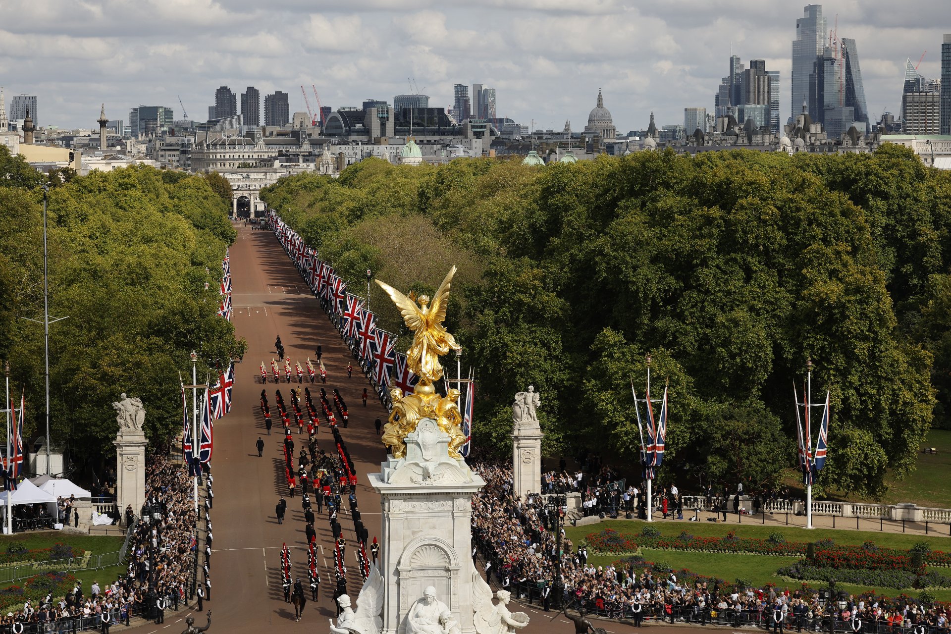Kрал Чарлз III и членове на кралското семейство минават с драпирания със знаме ковчег на кралица Елизабет II от Бъкингамския дворец до Уестминстър Хол на 14 септември 2022 г. в Лондон, Англия.