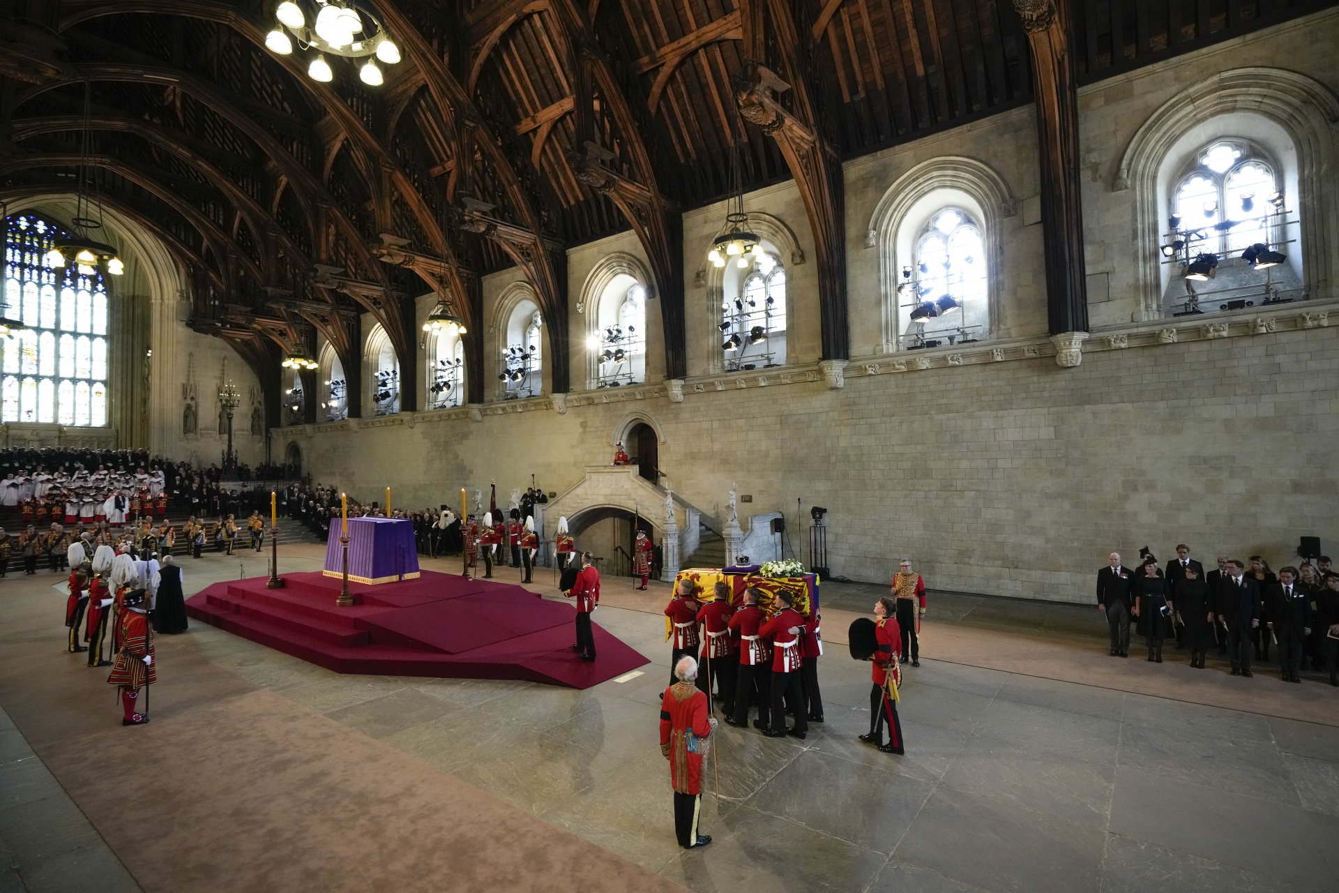 Ковчегът на кралица Елизабет II е пренесен в Уестминстърския дворец с оръдейна карета на кралската конна артилерия от Бъкингамския дворец. 