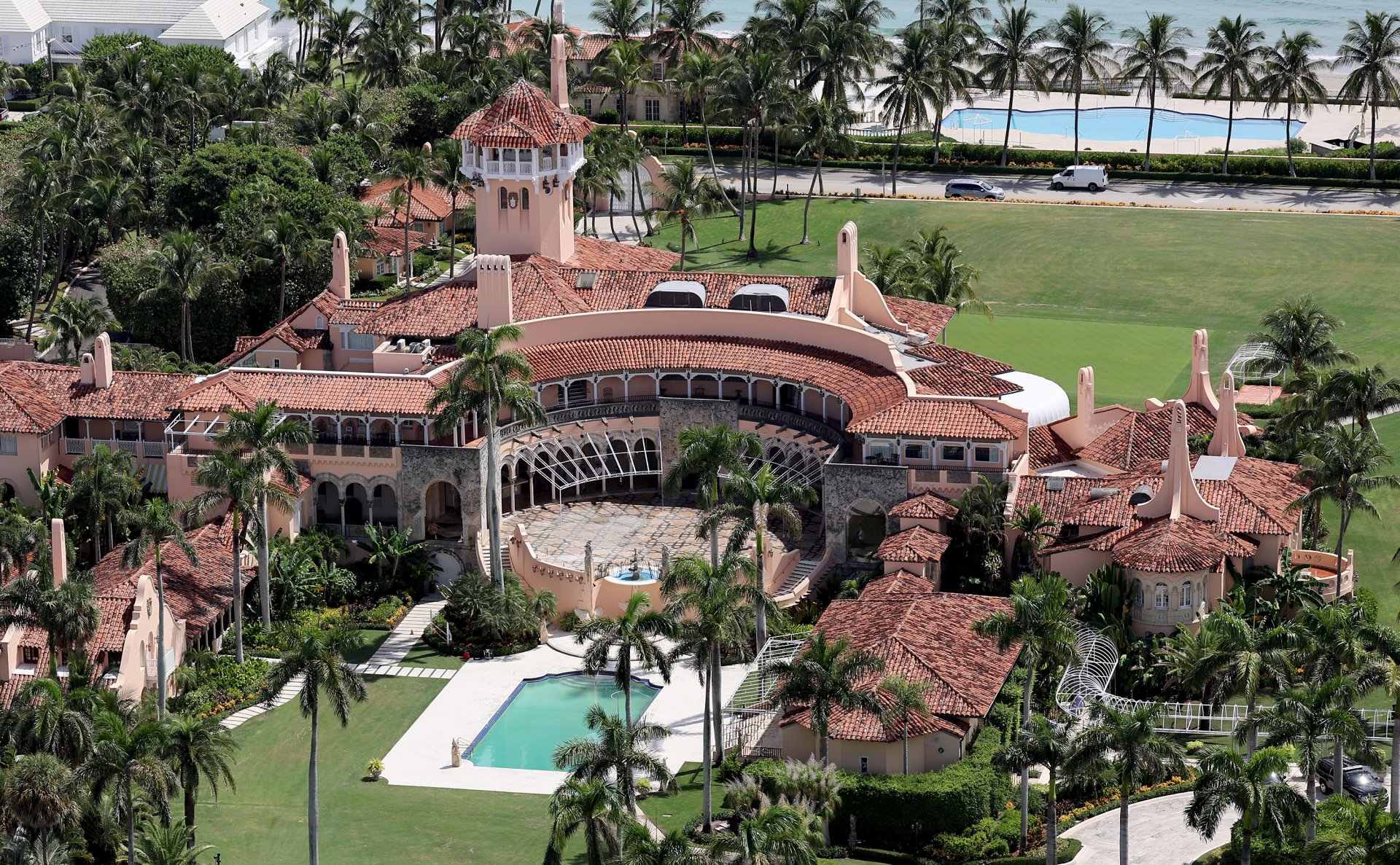 Поглед отгоре към имението Мар-а-Лаго на бившия президент на САЩ Доналд Тръмп на 14 септември 2022 г. в Палм Бийч, Флорида, откъдето бяха иззети конфиденциални документи. 