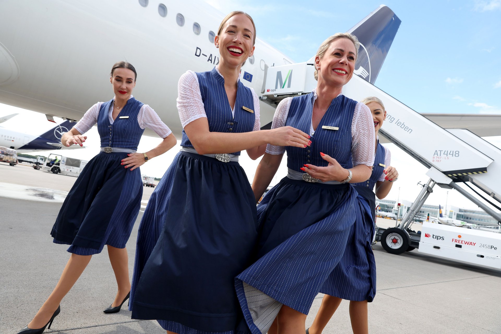  Авиоекипажи на немския авиолайнер Lufthansa в традиционни баварски народни облекла по време на фотосесия за празнуване на Октоберфест 