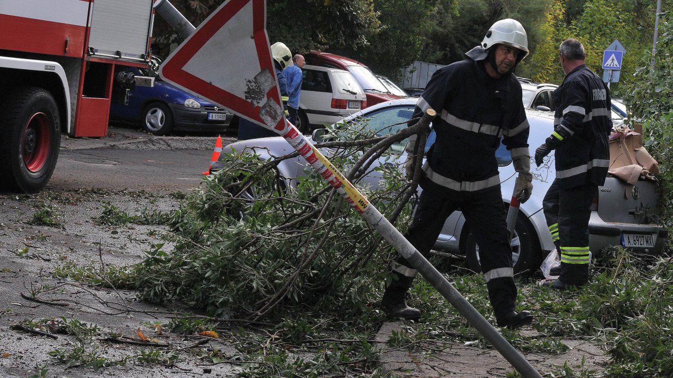 Кметът на Бургас: Щетите от бурята са големи, части на града и околни села са без ток (снимки)