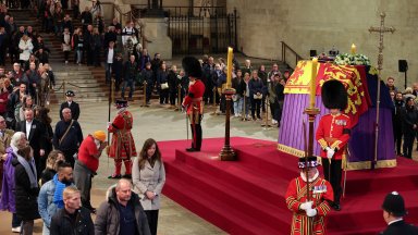 Великобритания се готви за погребението на кралицата, Радев се поклони пред ковчега (снимки)