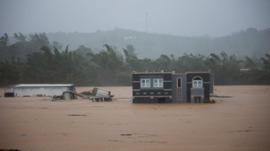 Разрушителни тайфуни удариха Пуерто Рико и Япония, щетите са катастрофални (снимки/видео)