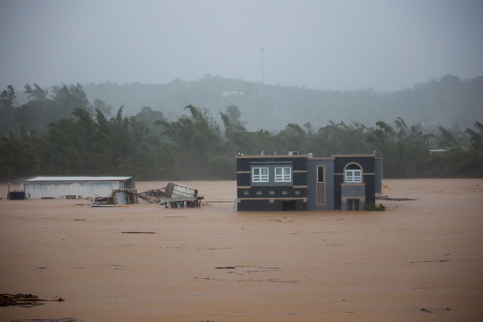 Трима души в къща чакат спасение от наводненията, причинени от урагана Фиона в Кайей, Пуерто Рико