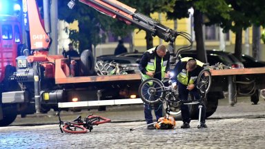 Млада шофьорка с джип блъсна велосипедисти на пешеходна пътека в