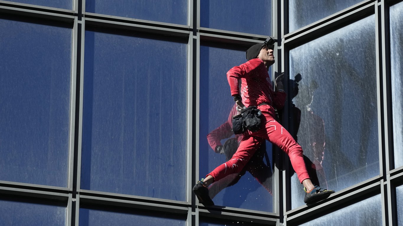 Френският Спайдърмен изкачи 48-етажен небостъргач в Париж за 60-ия си рожден ден