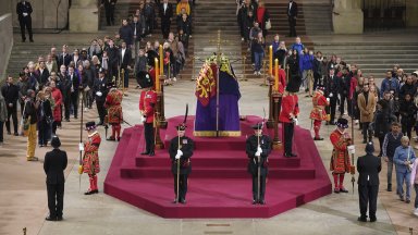 Над 500 световни лидери пристигнаха за погребението на Елизабет II (снимки)