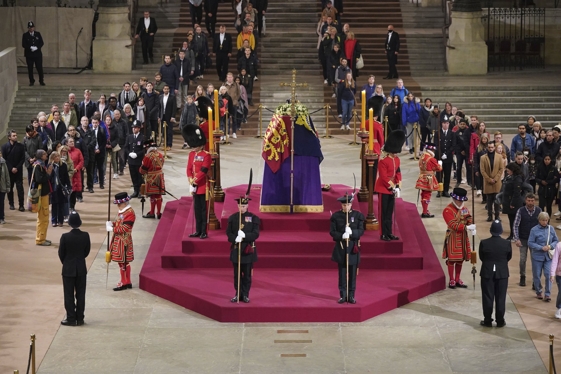 Държавни глави от цял свят се стичат в Лондон, за да се присъединят към членовете на кралското семейство за отдаване на последна почит на Елизабет II.