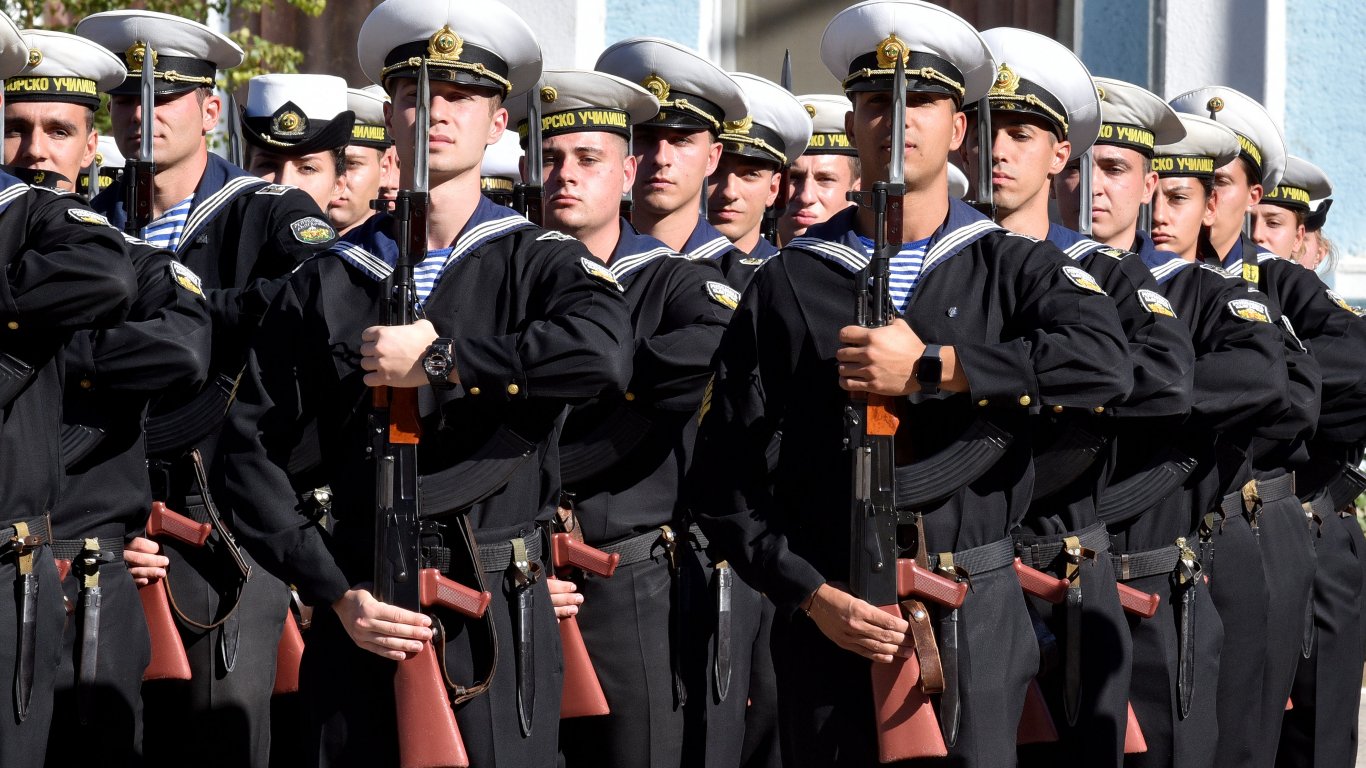 Над 860 са новите студенти във Военноморското училище във Варна 