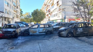 На косъм от трагедия: 5 коли изгоряха на варненски паркинг (снимки/видео)