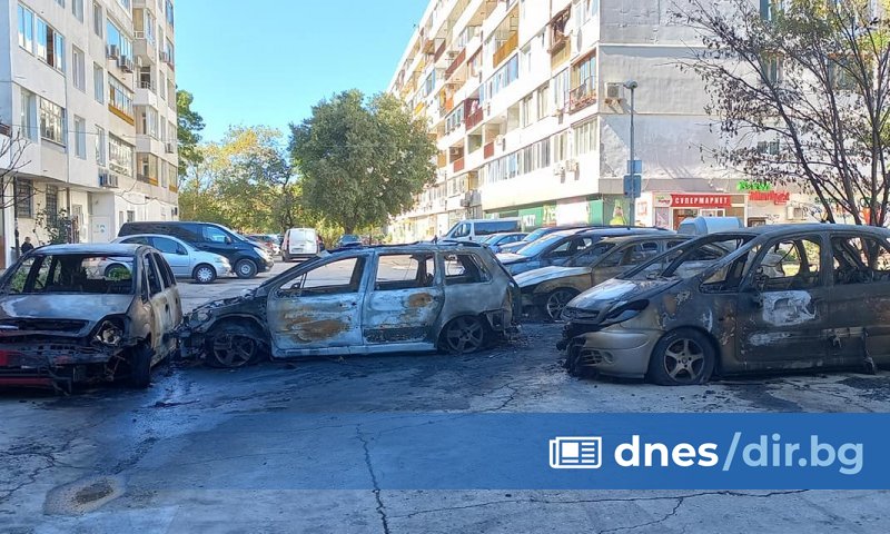 Пет автомобила изгоряха рано тази сутрин на паркинг пред жилищен