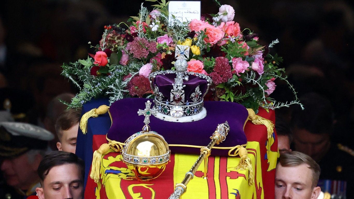 На ковчега са короната и жезълът на Елизабет Втора