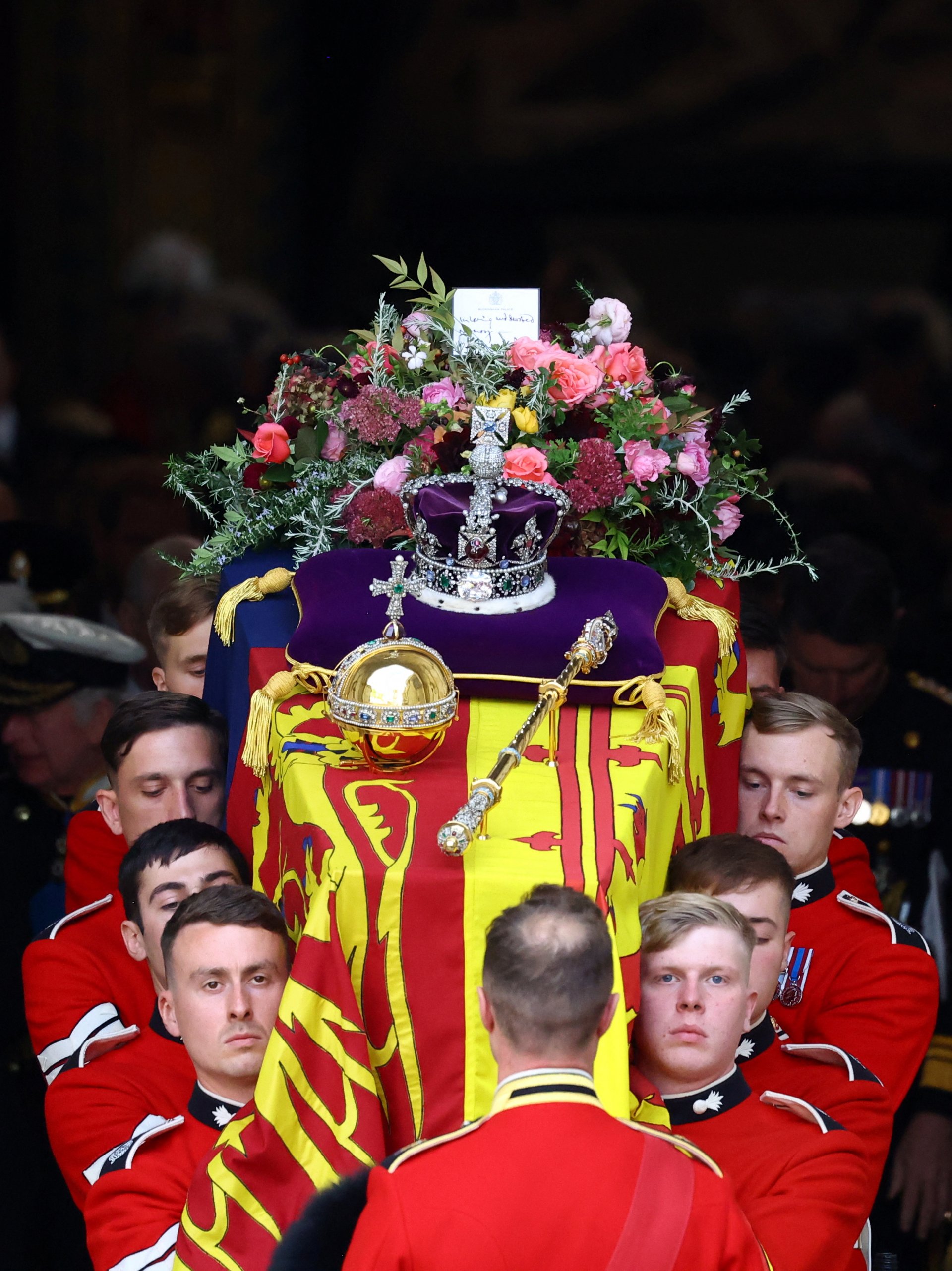На ковчега са короната и жезълът на Елизабет Втора