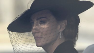 Уелската принцеса Кейт се появи на погребението с перлено колие на Елизабет Втора (снимки)
