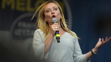 Мелони е родена на 15 януари 1977 г в Рим