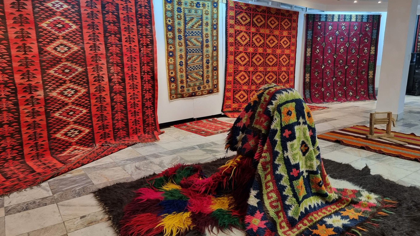 Български килими украсяват чардаците в стария квартал на Ловеч