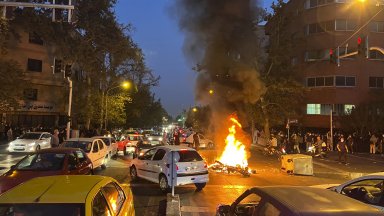 Не стихват протестите в Иран започнали след убийството на 22 годишната