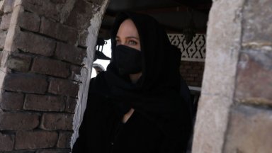 Анджелина Джоли и Надя Мурад посетиха родното село на активистката в Ирак, където ИД са убили майка ѝ