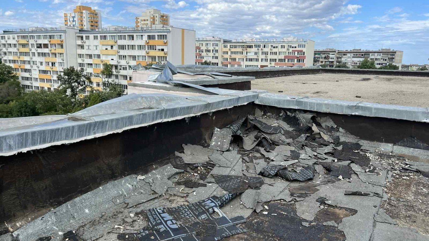 След бурята в Бургас: Ремонтират покривите на 10 училища и 12 детски градини
