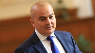 Пламен Абровски е адвокат специализирал практиката си в сферата на