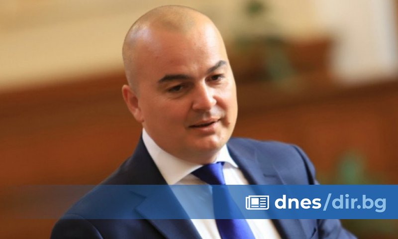 Пламен Абровски е адвокат, специализирал практиката си в сферата на