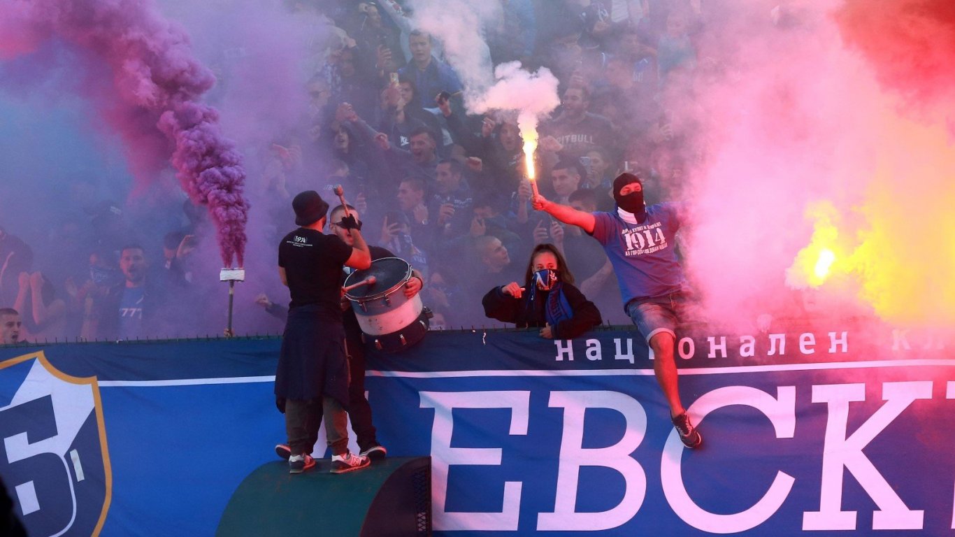"Левски" със скандална декларация, зове феновете на стадиона въпреки наказанието от БФС