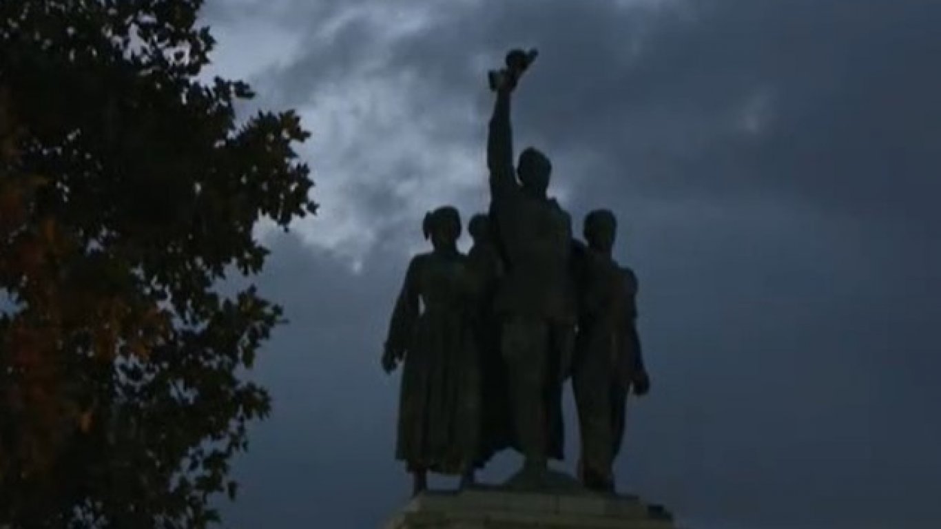 Символично изгасиха светлините на съветските паметници в София и Пловдив