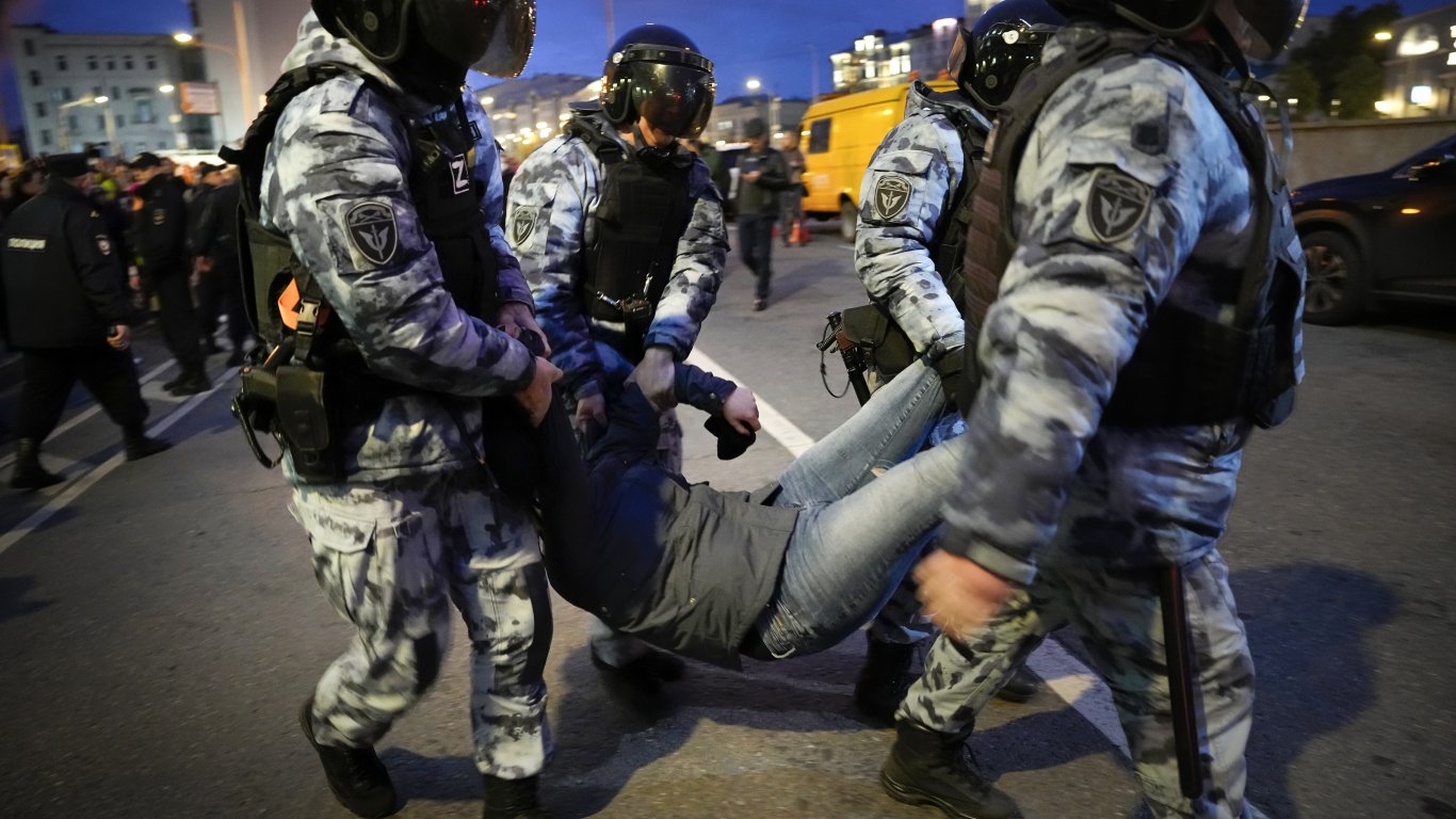 Протести, арести и бой по площадите в цяла Русия. Задържаните са над 1300 (снимки/видео)