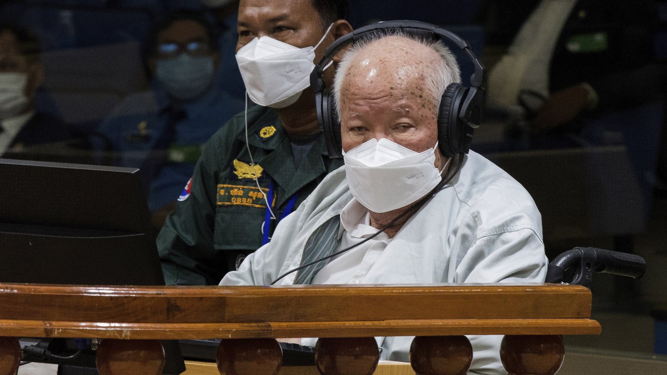 Доживотен затвор за последния жив ръководител на червените кхмери - 91-годишния Кхиеу Сампхан
