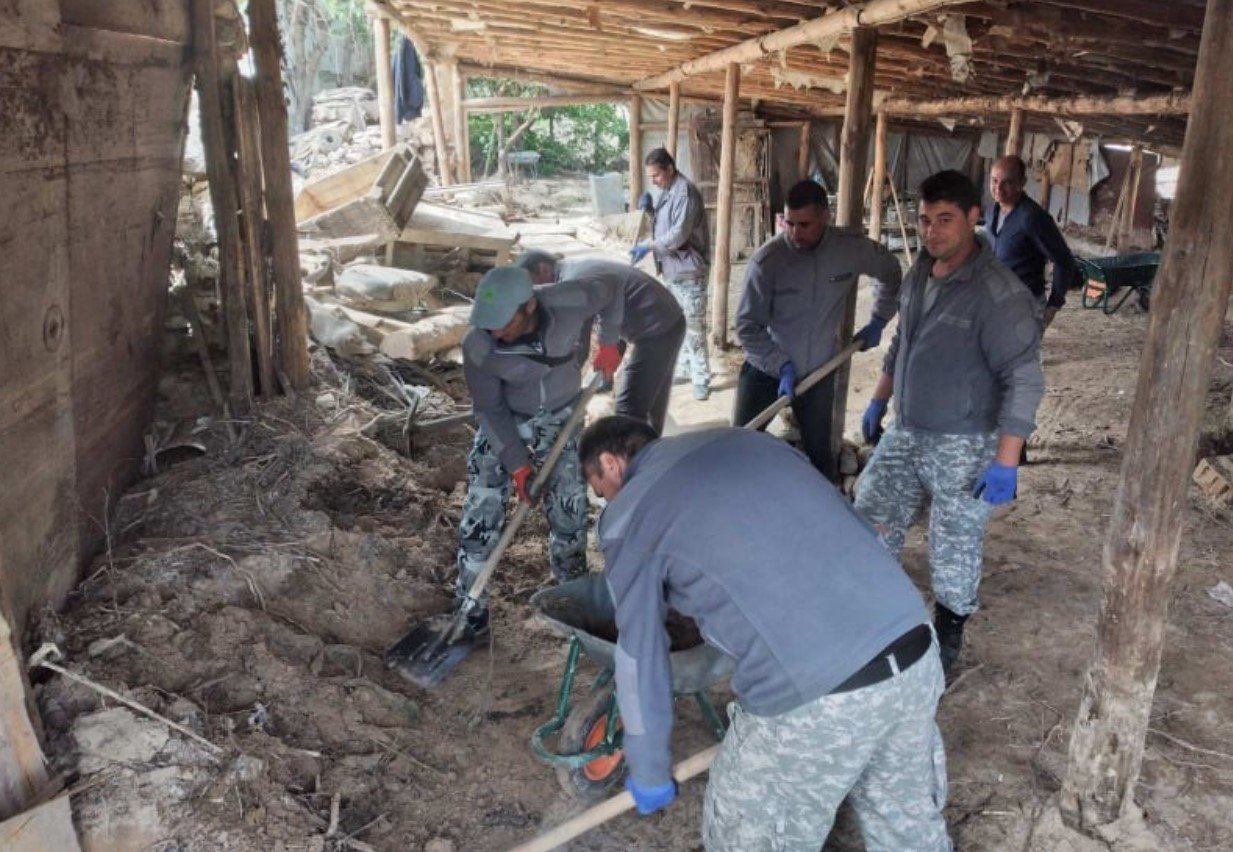 Военнослужещи от местните поделения помагат на изпадналите в беда след наводнението жители на карловски села