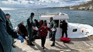 Спасиха 38 мигранти в лодка в черноморски води край Шабла, сред тях бебе (снимки)