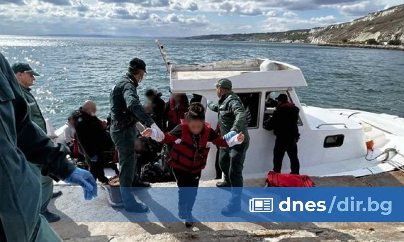 38 души, сред които 22-ма мъже, 8 жени и 8