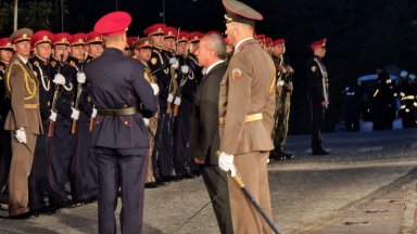 Да си подадем ръка над разделителните линии в името на