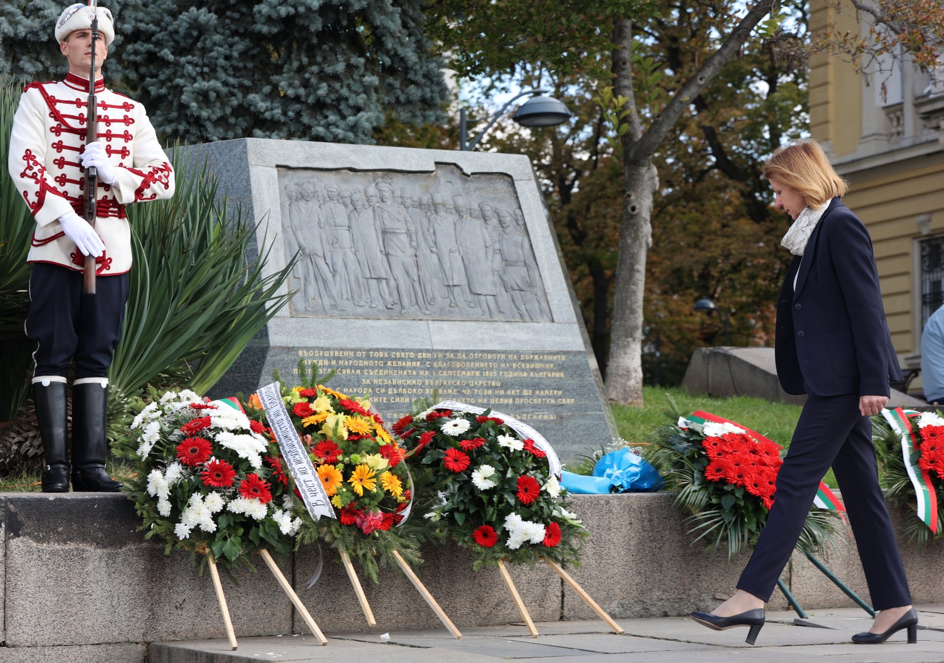 Кметът на София поднася цветя пред Паметника на Независимостта