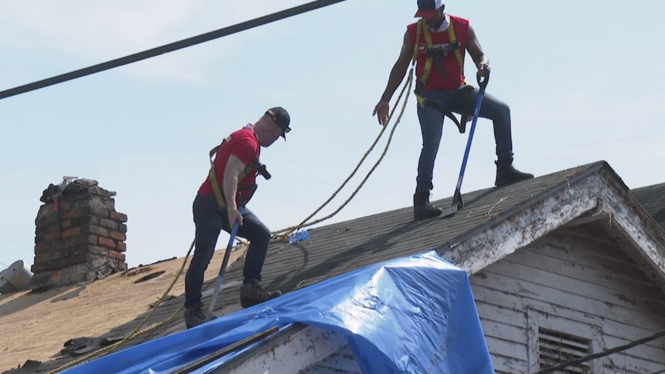Звездата от "Капитан Америка" Антъни Маки ремонтира повредени от ураган къщи в Ню Орлиънс