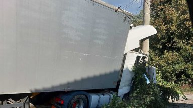 Камион превозващ слънчоглед се вряза в къща в плевенското село