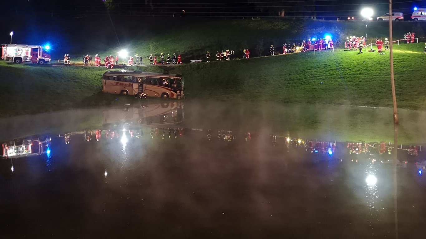 Автобус се преобърна в Австрия, десетки са ранени